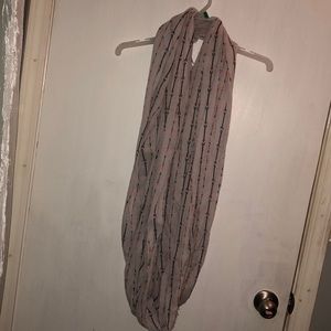 Infinity scarf with arrows